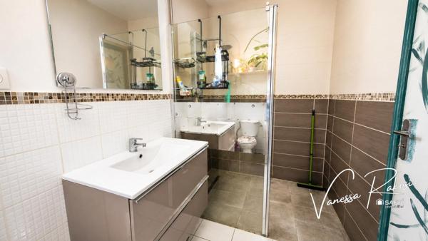 Nuaillé sur Boutonne Maison de plain pied de 131 m² avec 3 chambres, jardinet, garage et dépendance