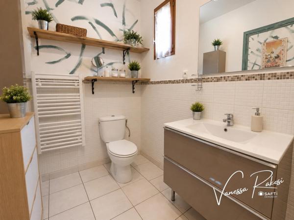 Nuaillé sur Boutonne Maison de plain pied de 131 m² avec 3 chambres, jardinet, garage et dépendance