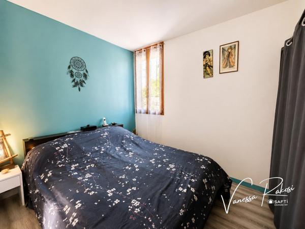 Nuaillé sur Boutonne Maison de plain pied de 131 m² avec 3 chambres, jardinet, garage et dépendance
