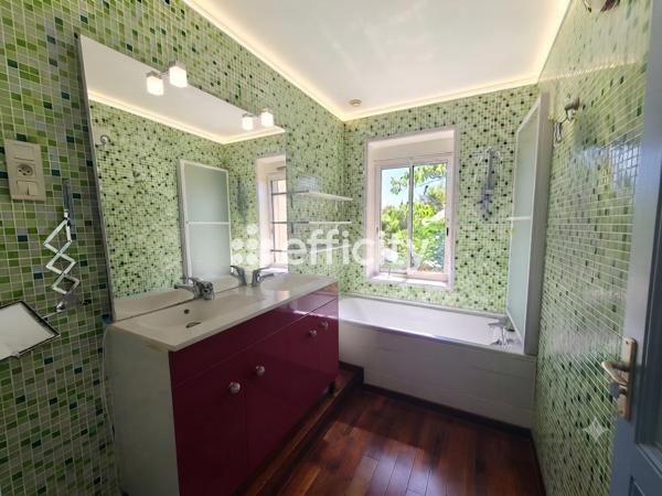 Maison
         7 pièces
        - 170 m² 699 000 € *