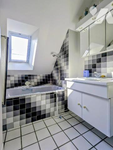 Maison d’habitation avec terrain, garages et sous-sol aménagé