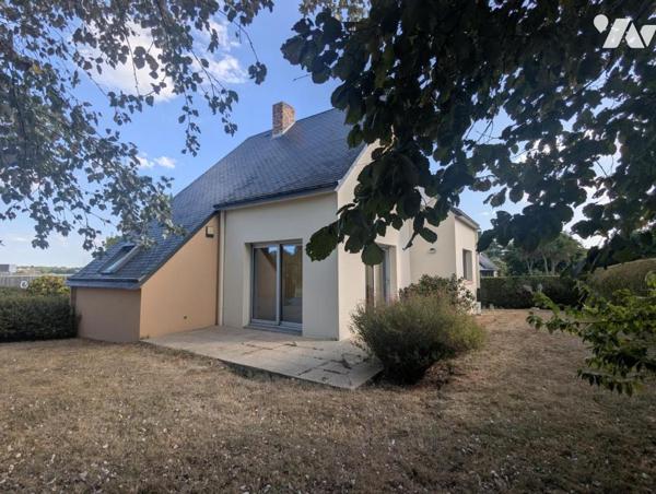 Maison d’habitation avec terrain, garages et sous-sol aménagé
