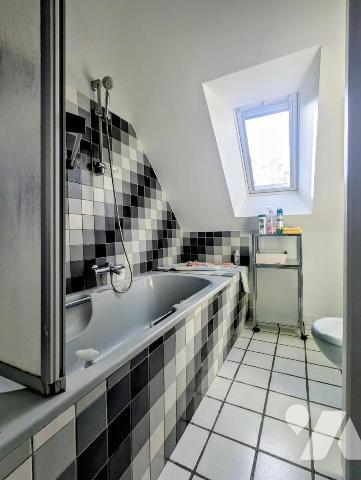 Maison d’habitation avec terrain, garages et sous-sol aménagé