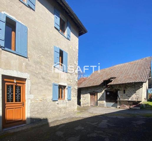 Maison en pierre avec une grange aménageable