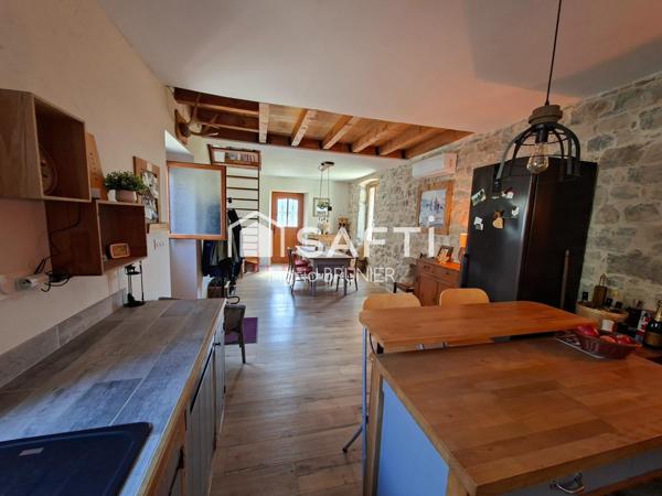 Maison en pierre avec une grange aménageable