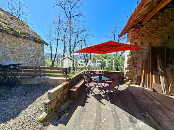 Maison en pierre avec une grange aménageable