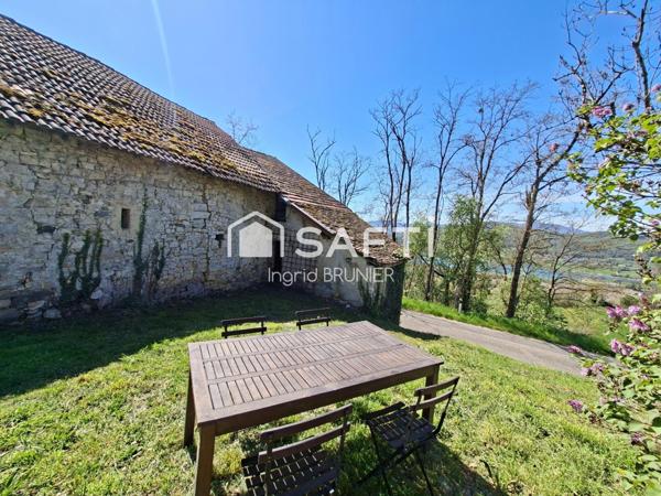 Maison en pierre avec une grange aménageable