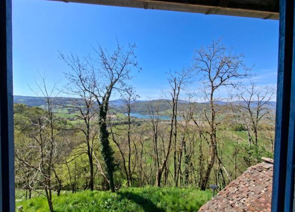 Maison en pierre avec une grange aménageable