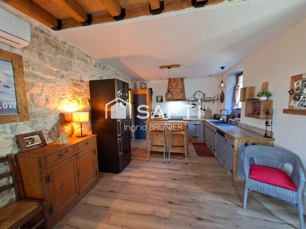 Maison en pierre avec une grange aménageable