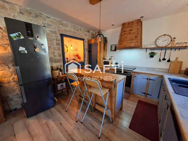 Maison en pierre avec une grange aménageable