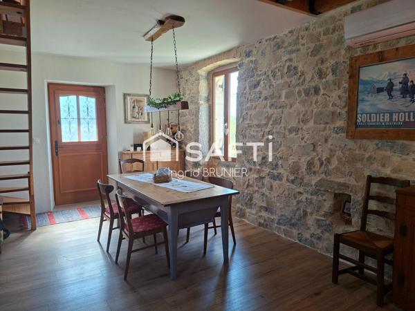 Maison en pierre avec une grange aménageable