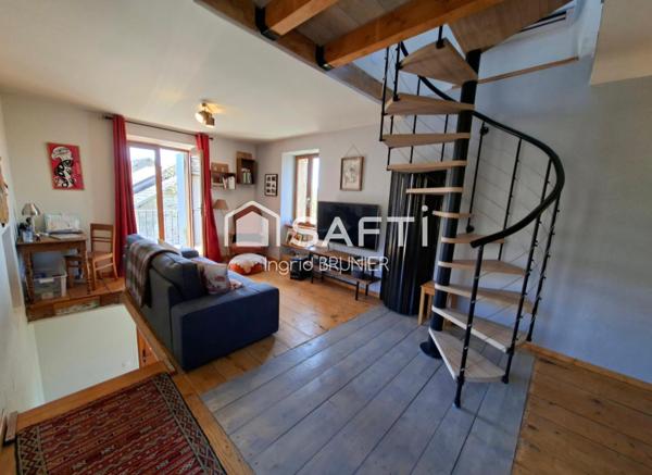 Maison en pierre avec une grange aménageable