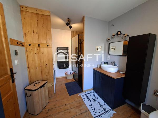 Maison en pierre avec une grange aménageable