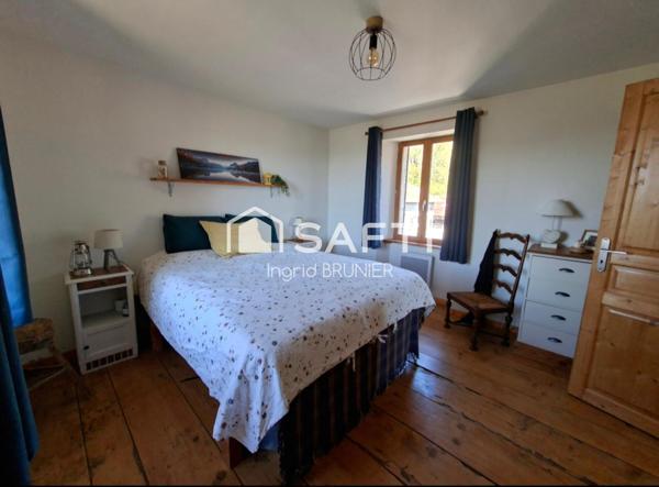 Maison en pierre avec une grange aménageable