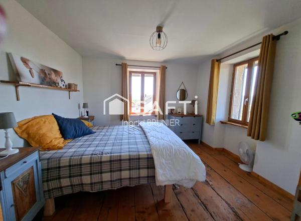 Maison en pierre avec une grange aménageable