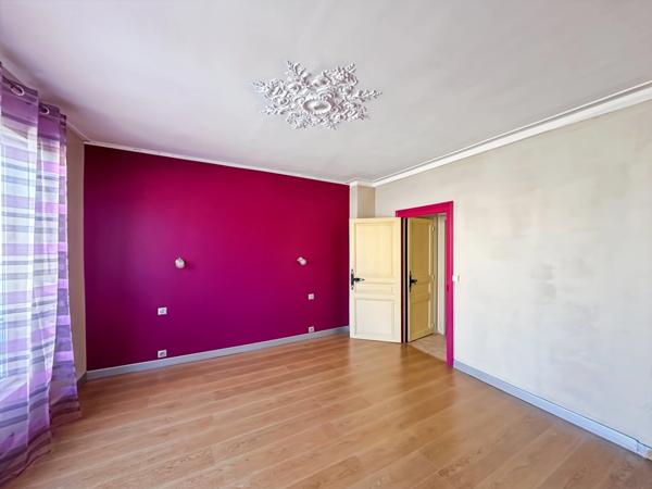 SOUPPES S/LOING proche à 5mn. Maison de caractère 7 pièces de 190 m2 sur terrain clos de 350 m2 avec garage.