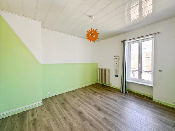 SOUPPES S/LOING proche à 5mn. Maison de caractère 7 pièces de 190 m2 sur terrain clos de 350 m2 avec garage.