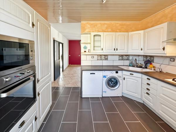 SOUPPES S/LOING proche à 5mn. Maison de caractère 7 pièces de 190 m2 sur terrain clos de 350 m2 avec garage.