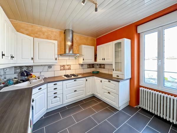 SOUPPES S/LOING proche à 5mn. Maison de caractère 7 pièces de 190 m2 sur terrain clos de 350 m2 avec garage.