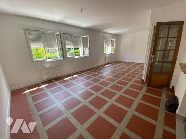 Commune de PIERRES, proche MAINTENON et de la gare, nous vous proposons un 
Ensemble immobilie...