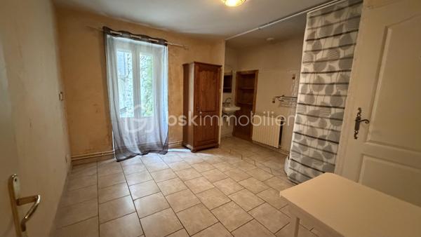 Au coeur de Saillans, situé dans un ancien hôtel, studio de 22 m² avec combles à rénover. 
Idéal investisseur ou primo accédant.