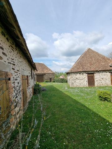 Belle maison en pierres avec corps de bâtiments