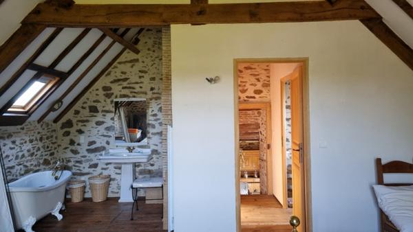 Belle maison en pierres avec corps de bâtiments