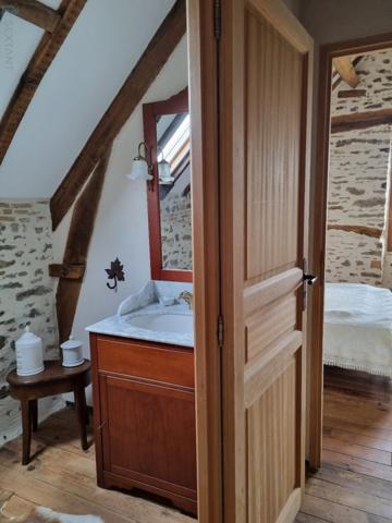 Belle maison en pierres avec corps de bâtiments