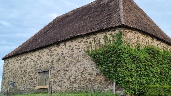 Belle maison en pierres avec corps de bâtiments