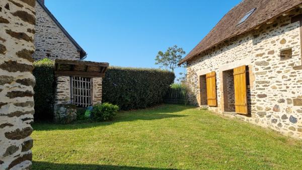 Belle maison en pierres avec corps de bâtiments