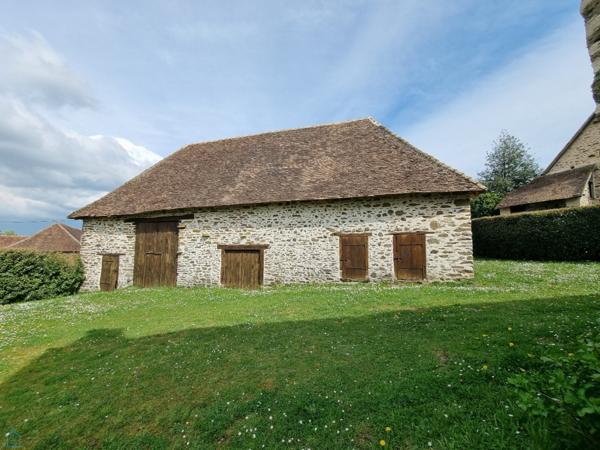 Belle maison en pierres avec corps de bâtiments