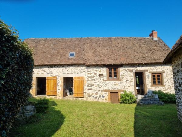 Belle maison en pierres avec corps de bâtiments