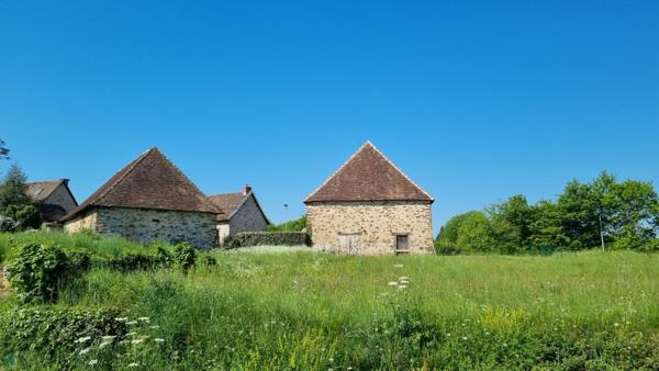 Belle maison en pierres avec corps de bâtiments