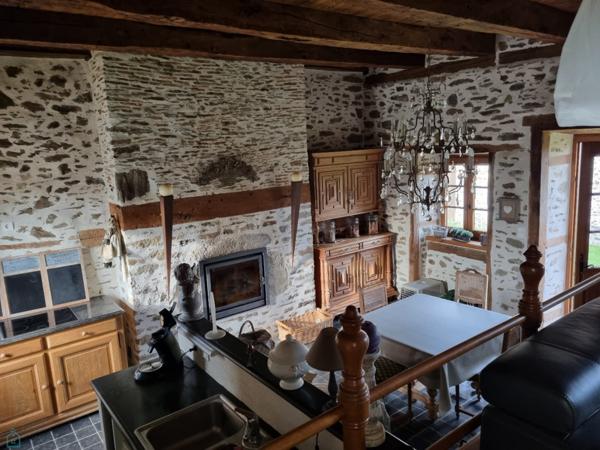 Belle maison en pierres avec corps de bâtiments