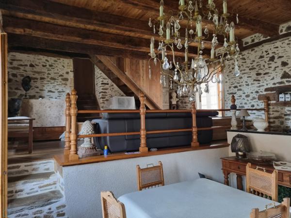 Belle maison en pierres avec corps de bâtiments