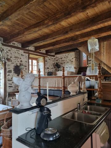 Belle maison en pierres avec corps de bâtiments