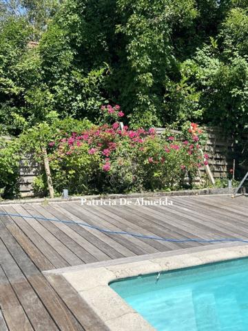 Maison familiale au coeur du centre ville, avec jardin , piscine