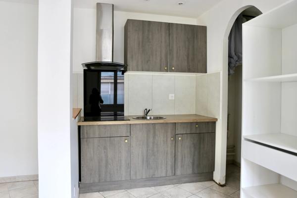 Appartement au premier étage à vendre 2 pièces REIMS (51), libre de toutes occupations ;