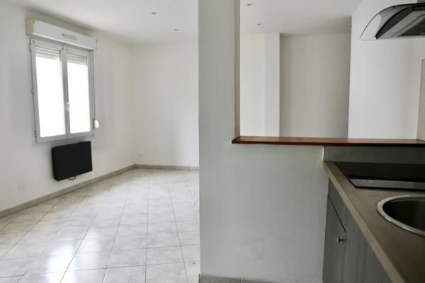 Appartement au premier étage à vendre 2 pièces REIMS (51), libre de toutes occupations ;