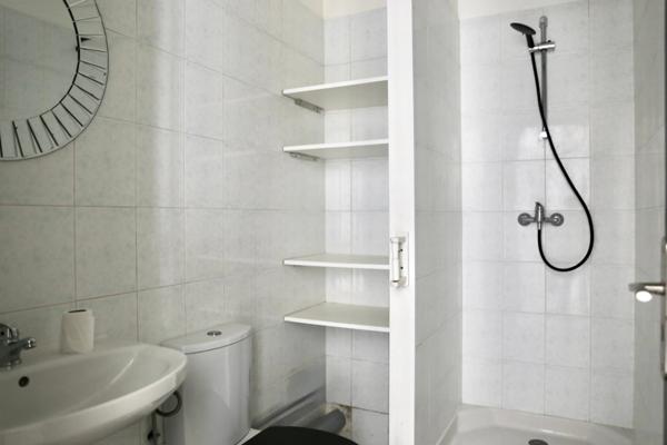 Appartement au premier étage à vendre 2 pièces REIMS (51), libre de toutes occupations ;