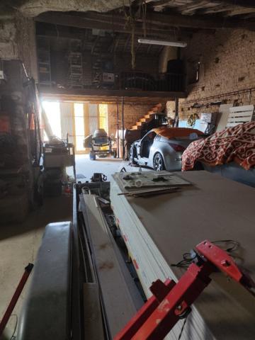 A 4 km d'Aulnay, jolie maison charentaise avec jardin et grande dépendance