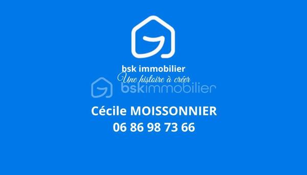 Superbe maison familiale avec jardin en plein cœur de Montereau-Fault-Yonne

À seulement quelques minutes de Moret-sur-Loing et de Fontainebleau, découvrez cette belle maison familiale alliant confort, espace et qualité de vie dans un environnement recherché.

Idéalement située au cœur de Montereau-Fault-Yonne, elle bénéficie d'un emplacement privilégié à proximité immédiate des écoles, des commerces, du théâtre Le Majestic et de toutes les commodités. La gare est accessible en seulement 5 minutes en voiture, permettant de rejoindre Paris Gare de Lyon en environ 1 heure.

D'une surface d'environ 170 m² au sol, cette maison lumineuse et parfaitement adaptée à la vie de famille offre de beaux volumes.

Dès l'entrée, vous découvrirez une vaste pièce de vie d'environ 48 m², baignée de lumière naturelle et ouverte sur une agréable terrasse. La cuisine aménagée et équipée, ouverte sur le séjour, se prolonge par une buanderie pratique et discrète.

Le rez-de-chaussée comprend également deux belles chambres avec placards, une salle de bains ainsi qu'un WC indépendant.

À l'étage, un grand palier dessert deux chambres supplémentaires ainsi qu'un grenier offrant un bel espace de rangement. 
Une salle d'eau avec WC reste à aménager, laissant libre cours à vos envies et à vos projets.

À l'extérieur, vous profiterez d'un magnifique jardin paysager d'environ 760 m², entièrement clos de murs et à l'abri des regards. Véritable havre de paix, il constitue un cadre idéal pour les moments de détente en famille ou entre amis. Un abri de jardin vient compléter l'ensemble.

Les atouts :
• Maison familiale de 170 m² environ au sol
• 4 chambres
• Belle pièce de vie de 48 m² environ
• Jardin paysager clos de murs de 760 m² environ
• Sans vis-à-vis
• Proximité immédiate des écoles, commerces et services
• Gare de Montereau à 5 minutes en voiture,

Une maison chaleureuse, lumineuse et fonctionnelle, où il fait bon vivre, à découvrir sans tarder.

Pour organiser une visite, contactez-moi dès aujourd'hui. Si vous venez en train, je peux également venir vous accueillir directement à la gare de Montereau afin de faciliter votre déplacement.