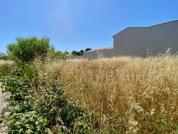 TERRAIN EMPLACEMENT PRIVILEGIE A DEUX PAS DES COMMERCES - DU LITTORAL - DU PARC D'ANGOULINS !
