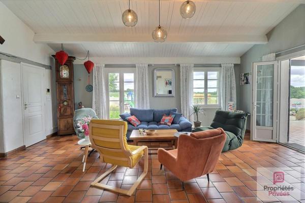 Maison familiale 4 chambres - 152 m² - Maison d'hôtes de 20 m2 - Piscine - Jardin paysager - Panneaux photovoltaiques - Belle parcelle de terrain