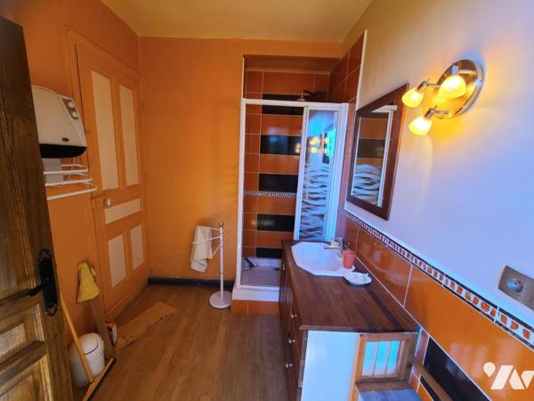 A PIERRELATTE, MAISON EN PIERRES F6 + F2 INDEPENDANT 