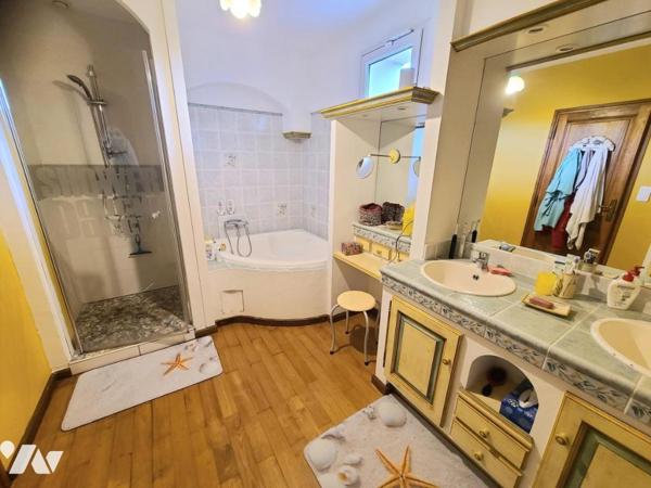 A PIERRELATTE, MAISON EN PIERRES F6 + F2 INDEPENDANT 