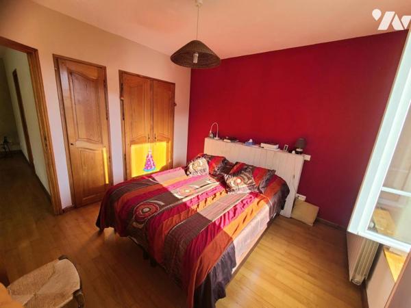 A PIERRELATTE, MAISON EN PIERRES F6 + F2 INDEPENDANT 