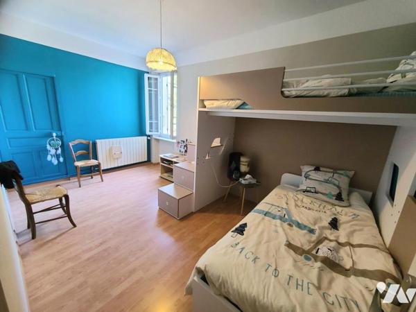 A PIERRELATTE, MAISON EN PIERRES F6 + F2 INDEPENDANT 