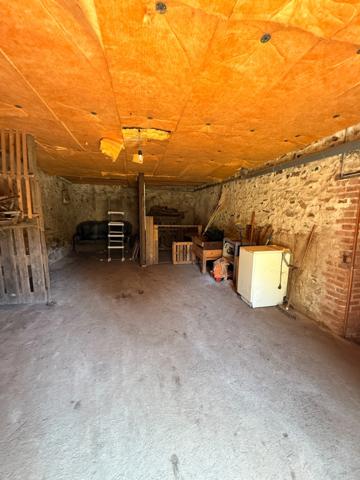 EN EXCLUSIVITE ! Authentique bâtisse en pierre 93m², sur près d'un hectare de terrain bordé par la rivière 79 900 €