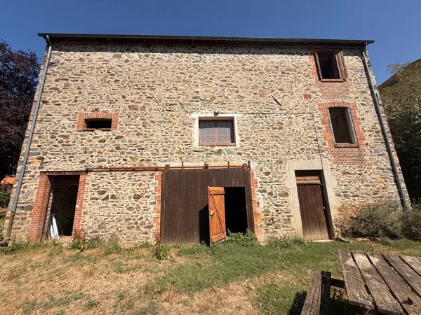EN EXCLUSIVITE ! Authentique bâtisse en pierre 93m², sur près d'un hectare de terrain bordé par la rivière 79 900 €